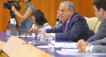 Prefeito presta contas e responde questionamentos dos vereadores